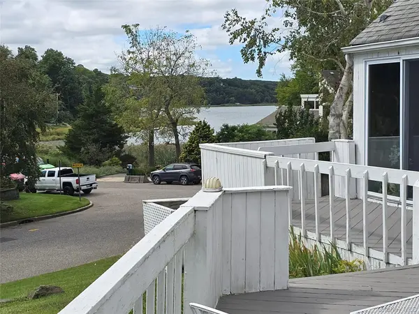 22 Waters Edge LN, Mount Sinai, NY 11766
