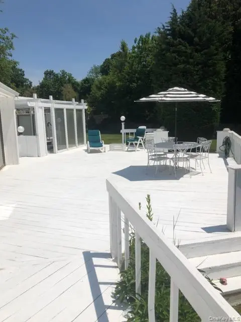 22 Waters Edge LN, Mount Sinai, NY 11766