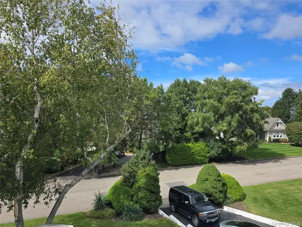 22 Waters Edge LN, Mount Sinai, NY 11766
