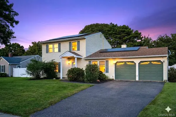 23 Blueberry LN, Patchogue, NY 11772