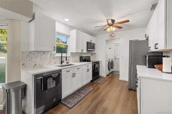 23 Blueberry LN, Patchogue, NY 11772