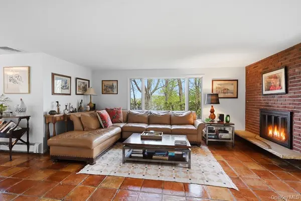 40 Idle Day DR, Centerport, NY 11721