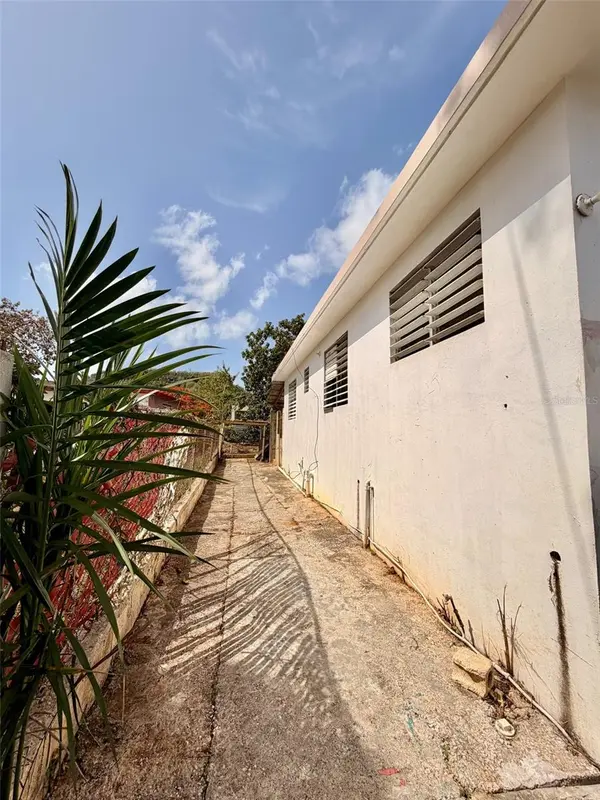 Calle Los Cedros URB. BRISAS DE LLANADAS, CALLE LOS CEDROS #24, Barceloneta, PR 00617