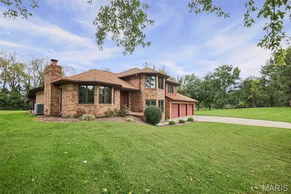 250 Hoffmann LN, Belleville, IL 62226