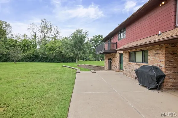 250 Hoffmann LN, Belleville, IL 62226