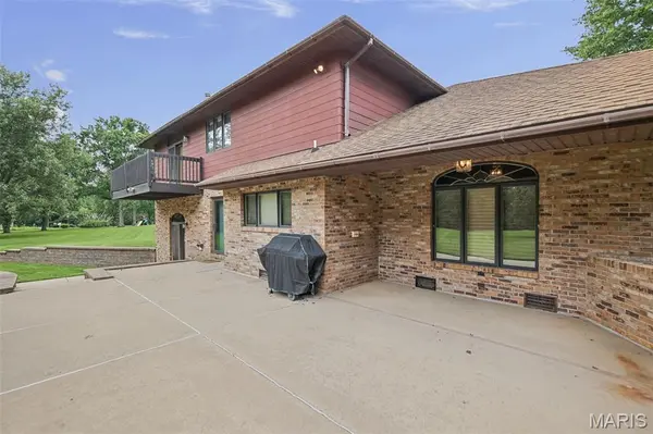 250 Hoffmann LN, Belleville, IL 62226