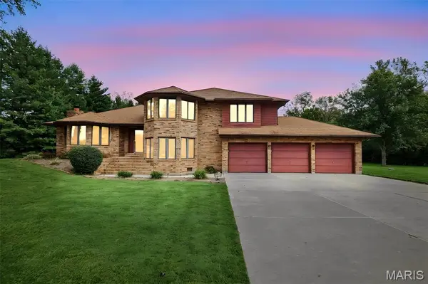 250 Hoffmann LN, Belleville, IL 62226