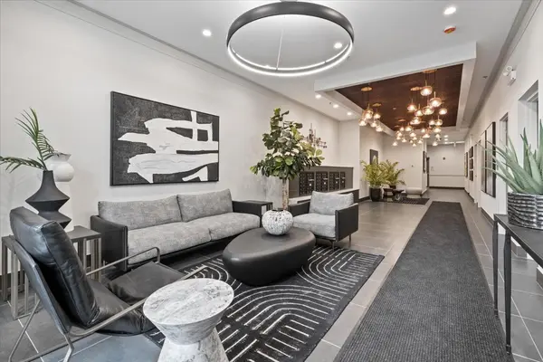3951 N Wayne AVE #208, Chicago, IL 60613