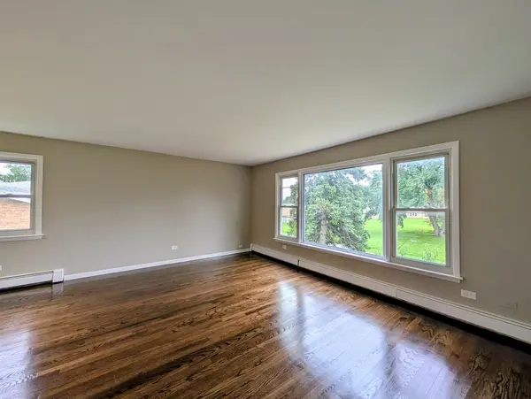16w780 57th ST #2, Clarendon Hills, IL 60514