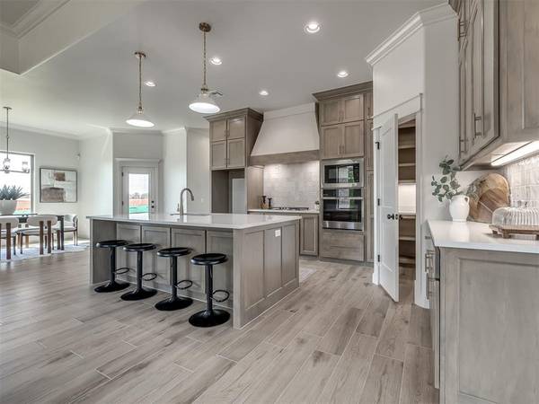 2114 W Cole DR, Mustang, OK 73064