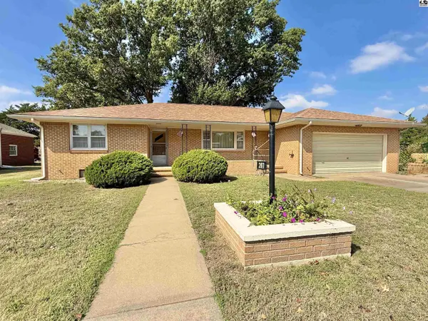 207 S Park Ave, Pretty Prairie, KS 67570