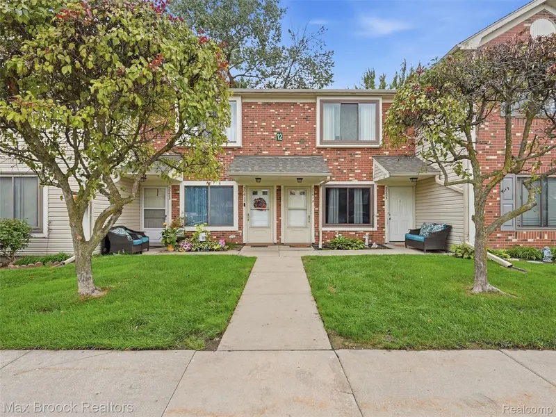30613 Hidden Pines LN, Roseville, MI 48066