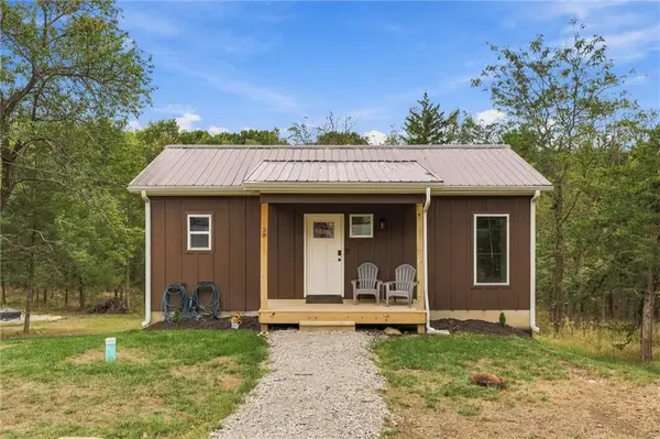 38 S Lakeside CIR, Linn Valley, KS 66040