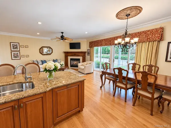 55 Rose LN, Mount Sinai, NY 11766