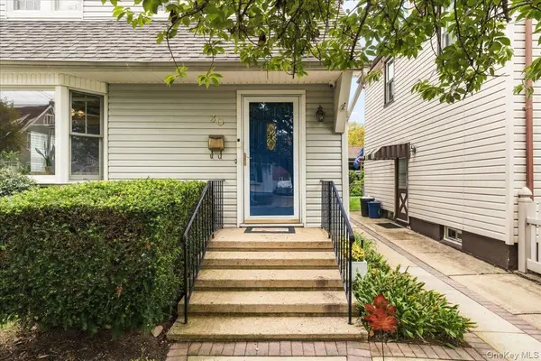 30 Astor PL, Williston Park, NY 11596