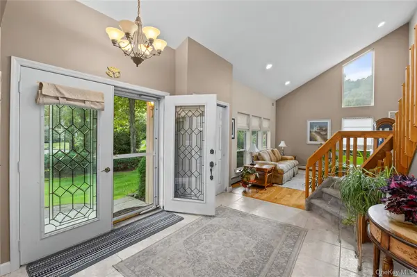 46 Golf Club CIR, Manorville, NY 11949