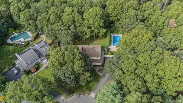 46 Golf Club CIR, Manorville, NY 11949