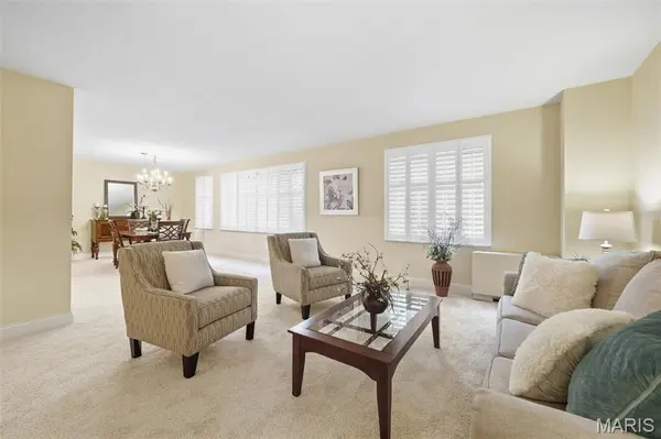 900 S Hanley RD #1B, Clayton, MO 63105