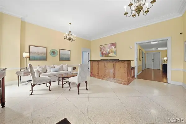 900 S Hanley RD #1B, Clayton, MO 63105