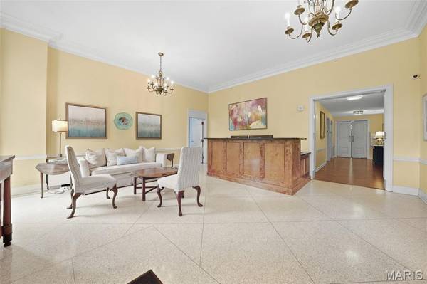 900 S Hanley RD #1B, Clayton, MO 63105