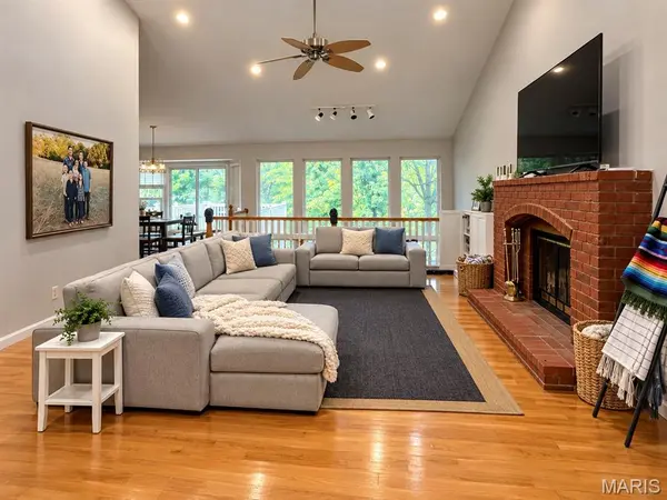 1656 Ivy Chase LN, Fenton, MO 63026