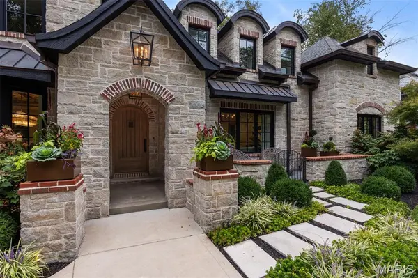 1353 Green Tree LN, Glendale, MO 63122