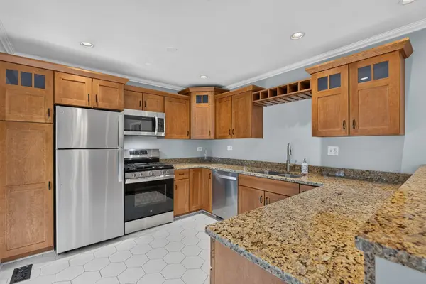 352 Berry DR, Naperville, IL 60540