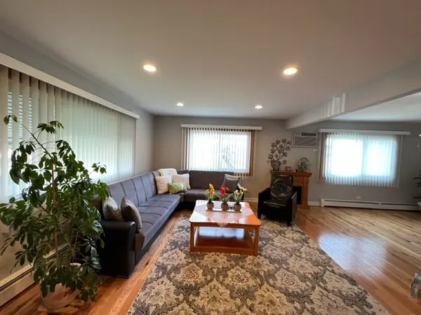 8887 N Grace AVE #1, Niles, IL 60714