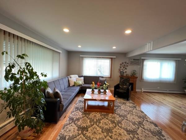 8887 N Grace AVE #1, Niles, IL 60714