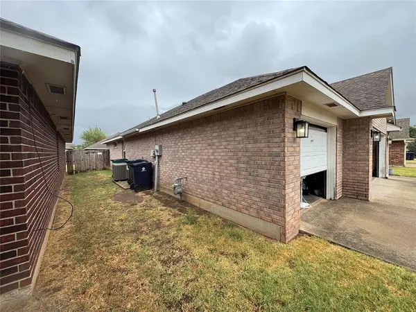 11009 SW 8th ST, Yukon, OK 73099
