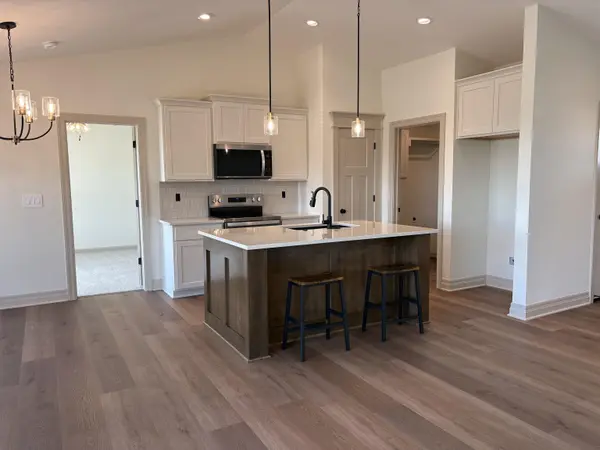 213 E Hanscom St, Derby, KS 67037