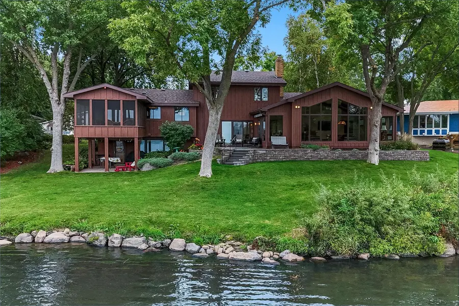 2162 Lakebrook DR, New Brighton, MN 55112