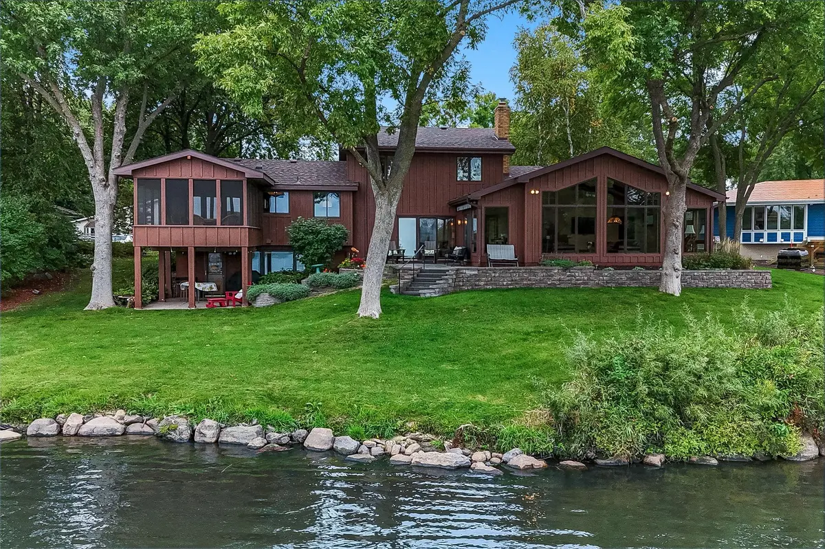 2162 Lakebrook DR, New Brighton, MN 55112