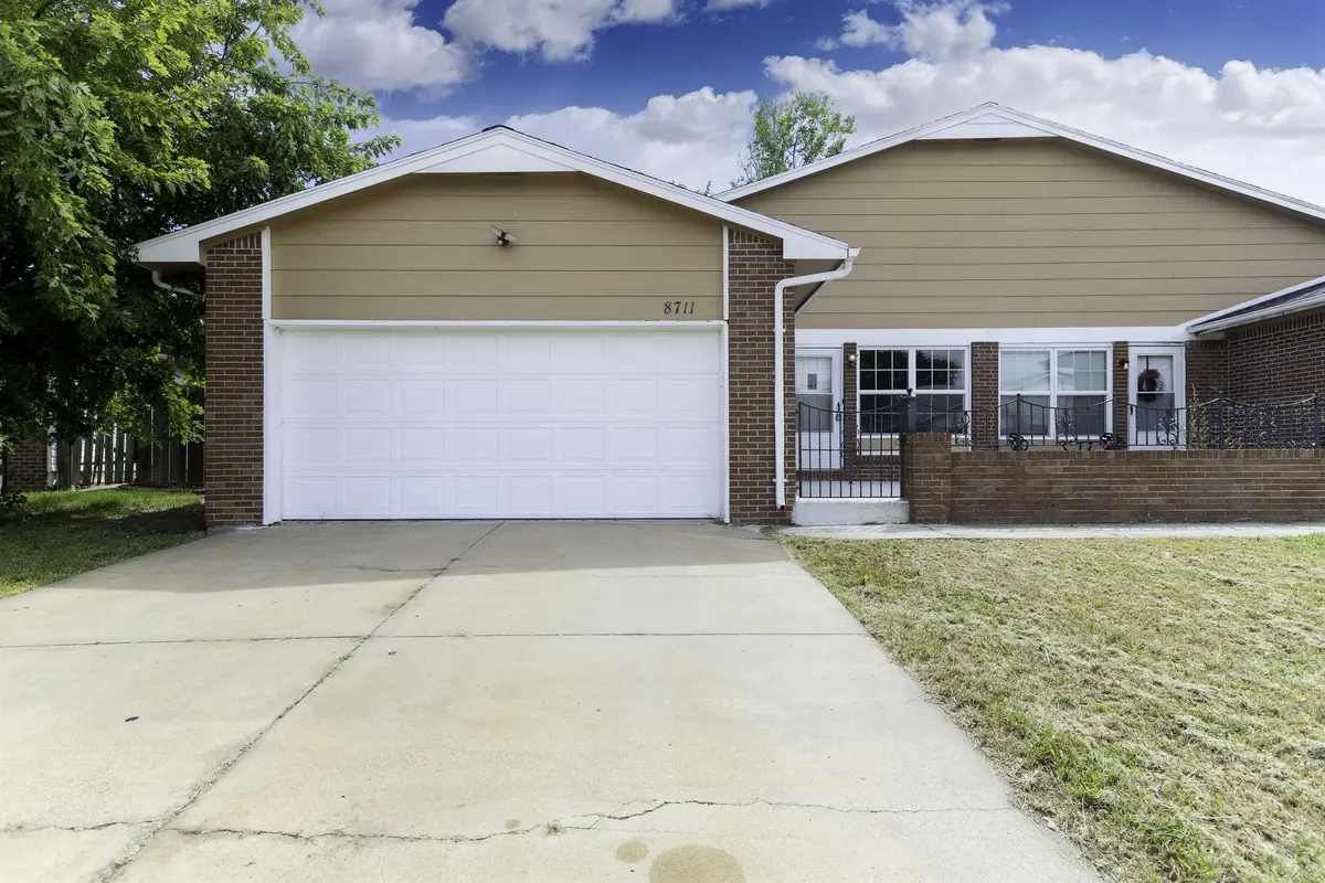 8709 E Longlake Cir, Wichita, KS 67207