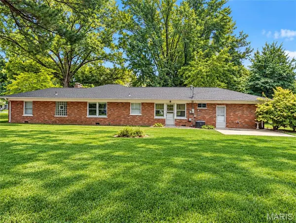 49 Shady LN, Belleville, IL 62221
