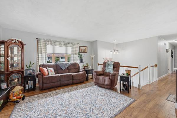 1 Kimberly DR, Coal Valley, IL 61240
