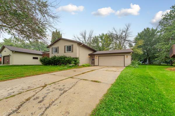 8 Aspen CT, Faribault, MN 55021