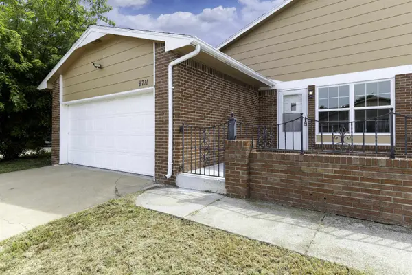 8709 E Longlake Cir, Wichita, KS 67207