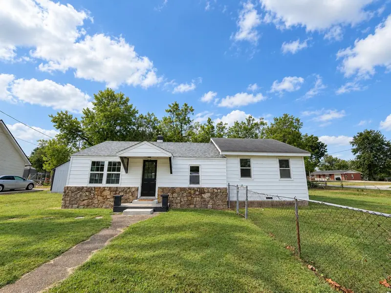 518 W Thoroughfare ST, Seymour, MO 65746