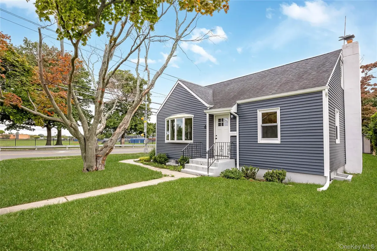 4 Sutton CT, West Islip, NY 11795