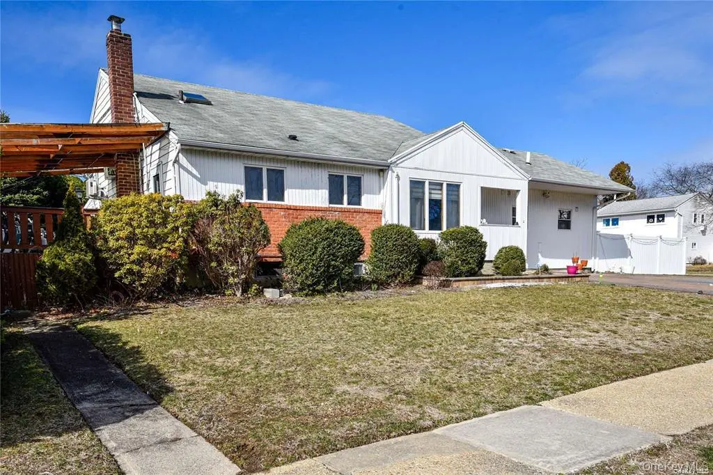 65 Sylvia LN, Plainview, NY 11803