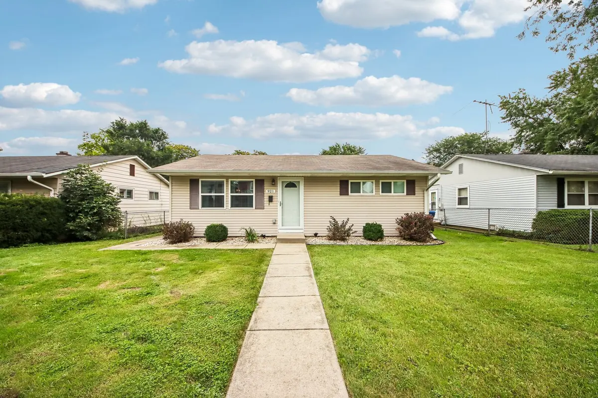 921 N Jackson ST, Waukegan, IL 60085