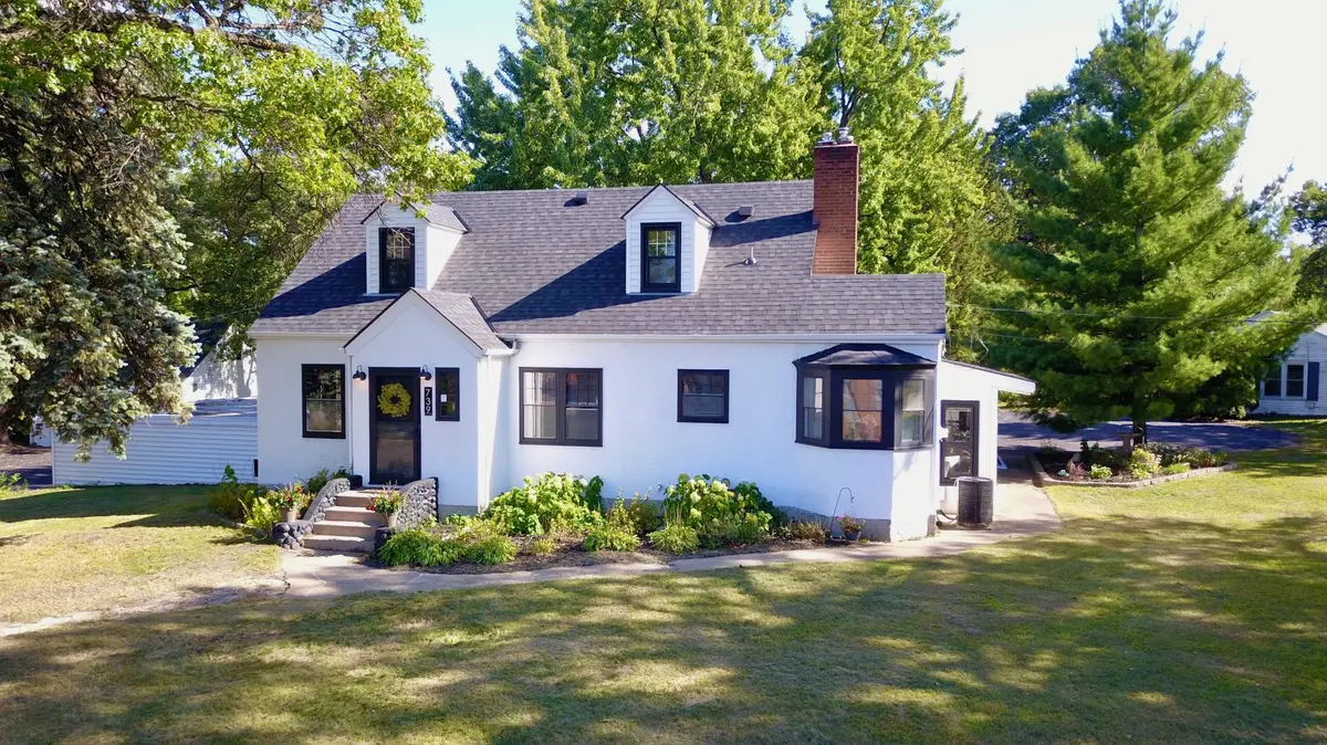 739 10th ST NW, New Brighton, MN 55112