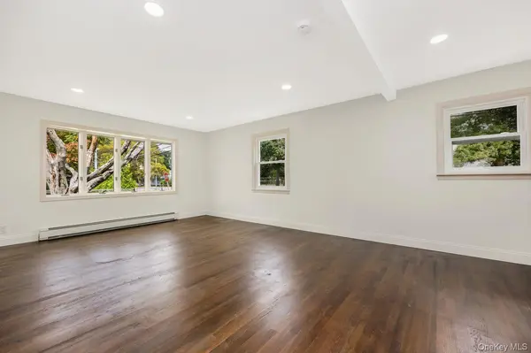 4 Sutton CT, West Islip, NY 11795