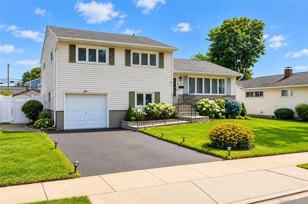 7 Primrose AVE, Hicksville, NY 11801