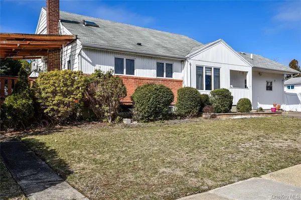 65 Sylvia LN, Plainview, NY 11803