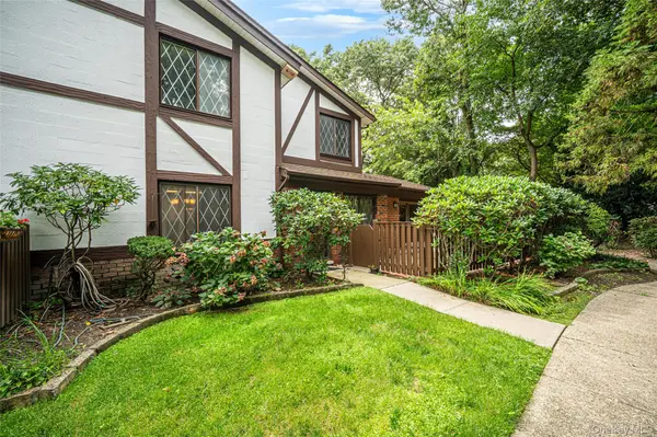 415 Clubhouse CT #51, Coram, NY 11727