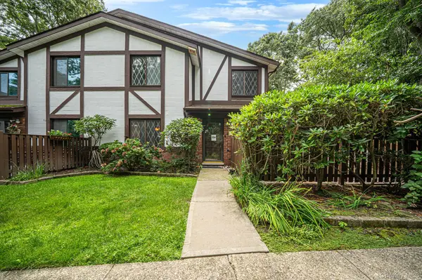 415 Clubhouse CT #51, Coram, NY 11727