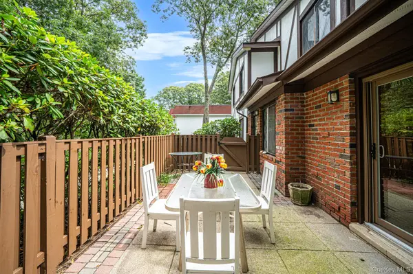 415 Clubhouse CT #51, Coram, NY 11727