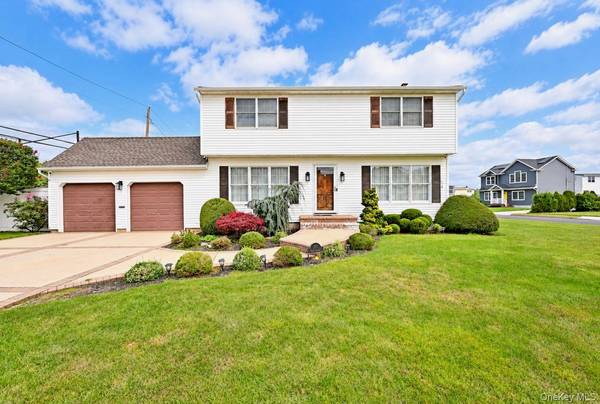 371 N Iowa AVE, Massapequa, NY 11758